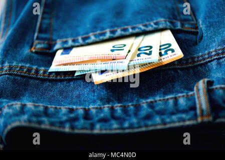 Le banconote in euro in tasca dei jeans. Successo, ricchezza e povertà, poorness concetto. Valuta Euro sfondo con copia spazio. Foto Stock