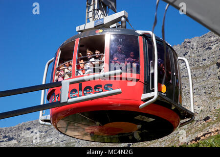 Funivia per il vertice di Table Mountain e Cape Town, Sud Africa Foto Stock