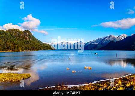 Barca da pesca la voce di Pitt lago con le cime innevate del Golden Ears, Tingle di picco e altre vette delle Coast Mountains Foto Stock