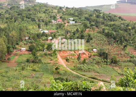 Lugazi, Uganda. Il 18 giugno 2017. Un villaggio rurale come visto dalla cima di una montagna. Foto Stock