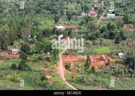 Lugazi, Uganda. Il 18 giugno 2017. Un villaggio rurale come visto dalla cima di una montagna. Foto Stock