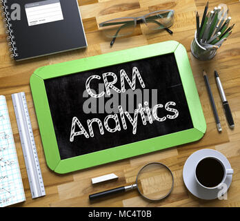 CRM Analytics manoscritta su piccola lavagna. Foto Stock