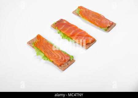 Basso calorico sandwich aperto con pesce rosso. Isolato su sfondo bianco. Foto Stock