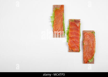 Basso calorico sandwich aperto con pesce rosso. Isolato su sfondo bianco. Foto Stock