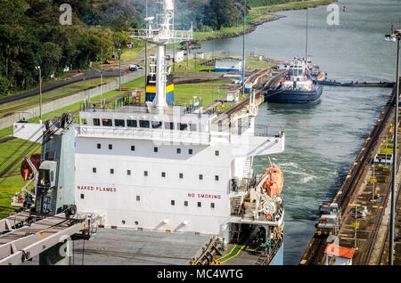 Panama City, Panama - 20 Febbraio 2015: petroliera nave che entra il Miraflores Locks nel Canale di Panama, navi sono sollevate sopra il mare. Foto Stock