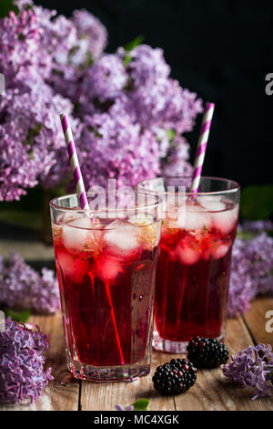 Blackberry limonata con lavanda su un sfondo vintage. Foto Stock