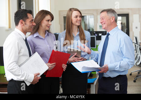 Team aziende aventi riunione in ufficio moderno Foto Stock