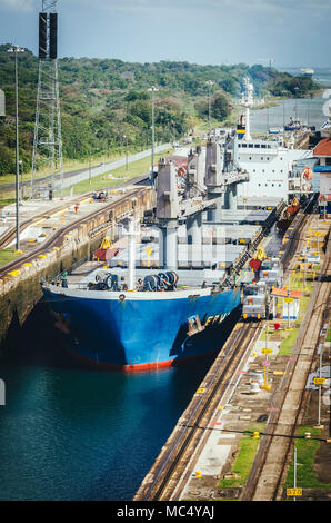 Petroliera nave che entra nel canale di Panama Foto Stock