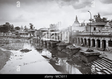 KATHMANDU - 15 aprile: cerimonia di cremazione lungo il sacro fiume Bagmati a Pashupatinath tempio complesso, Aprile 15, 2012 in Kathmandu, Nepal. Questa è la Foto Stock