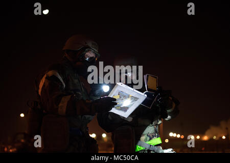 Senior Airman Barry Troe e Senior Airman Bradley Veley, 55th logistica disponibilità di carburanti squadrone di volo di gestione degli operatori di distribuzione, eseguire una post attacco sweep di ricognizione (PAR) durante una prontezza operativa esercizio a Offutt Air Force Base, Nebraska, 23 gennaio, 2018. Dopo un attacco, PAR squadre sondaggio le loro risorse e strutture per danni, contaminazione o perdite di vite umane e di comunicare le proprie conclusioni in modo opportuno le azioni possono essere adottate. (U.S. Air Force foto di Senior Airman Giacobbe Skovo) Foto Stock