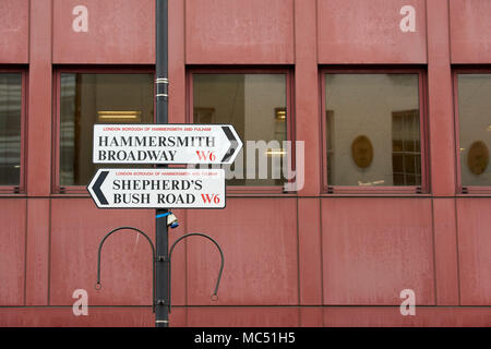 Un cartello stradale con le indicazioni per Hammersmith e Shepherds Bush, entrambi situati all'interno del London Borough di Hammersmith e Fulham. Foto Stock