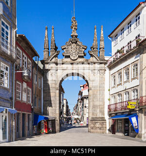 BRAGA, Portogallo - 11 luglio: l'arco di Rua Souto, comunemente noto come Arco da Porta Nova, una settecentesca cerimoniale di arco sulla luglio 11, 2014 a Bra Foto Stock