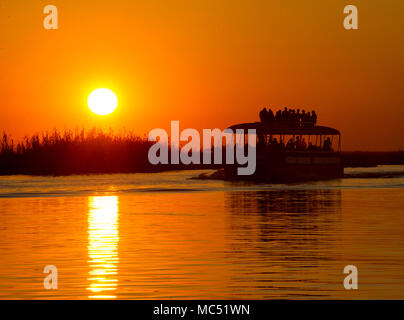 Chobe National Park, Kasane Botswana. 12,04, 2018. Pic mostra: una crociera serale nel Chobe National Park. Credito: Alamy/Ian Jacobs Foto Stock