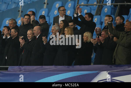 MANCHESTER, Inghilterra - aprile 10: ex giocatori Gary Macalister, Ian Rush e Kenny Dalglish applaudire le squadre durante la Champions League quarti di finale della seconda gamba corrispondenza tra la città di Manchester e Liverpool presso l'Etihad Stadium il 10 aprile 2018 a Manchester, Regno Unito. Foto Stock