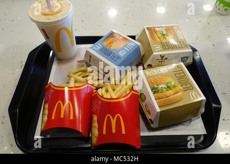 Australian McDonald's hamburger, patatine fritte e un drink su un vassoio Foto Stock