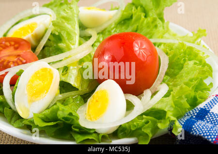 Close-up di una piccola porzione di piatti freschi da le ciliegie, lattuga, cipolle e uova di quaglia Foto Stock