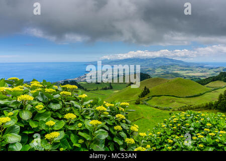 Panorama su Miradouro da Grota do Inferno, in Sao Miguel, Azzorre Portogallo Foto Stock