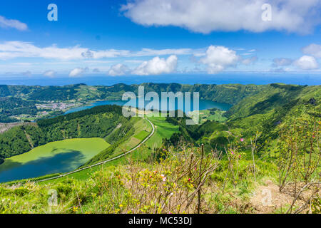 Bellissima vista di sette città lago "Laguna delle sette città' dalla Vista do Rei punto in Sao Miguel, Azzorre, Portogallo Foto Stock