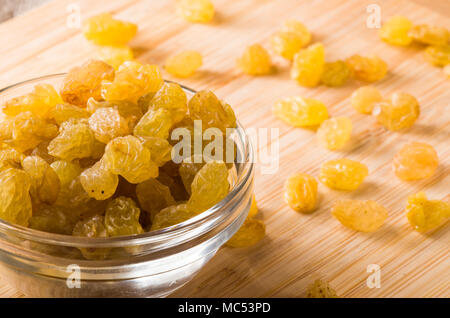 Superiore vista macro della grande uva passa in una ciotola di vetro close-up con profondità di campo Foto Stock