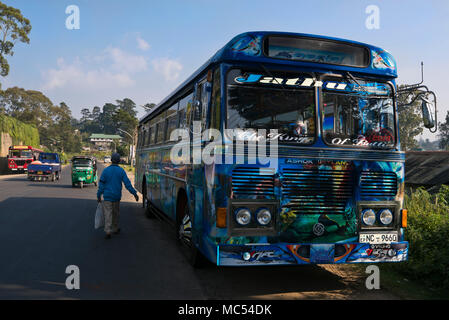 Vista orizzontale di un altamente decorato bus pubblico in Nuwara Eliya, Sri Lanka. Foto Stock