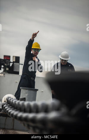 180130-N-YJ378-004 OCEANO PACIFICO (GEN. 30, 2018) di Boatswain mate 1. Classe Mike Pickle segnali al brakemen durante un ancoraggio prova di caduta a bordo del San Antonio-classe di trasporto anfibio dock USS ancoraggio (LPD) 23, 30 genn. Ancoraggio è in corso condurre prove preliminari per la scheda di ispezione e di indagine (INSURV). (U.S. Foto di Marina di Massa lo specialista di comunicazione 2a classe Brandon Williams-Church) Foto Stock