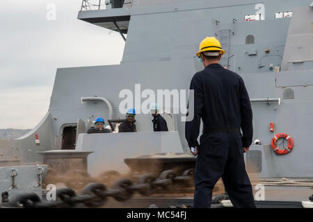 180130-N-YJ378-006 OCEANO PACIFICO (GEN. 30, 2018) di Boatswain mate 1. Classe Mike Pickle supervisiona la brakemen durante un ancoraggio prova di caduta a bordo del San Antonio-classe di trasporto anfibio dock USS ancoraggio (LPD) 23, 30 genn. Ancoraggio è in corso condurre prove preliminari per la scheda di ispezione e di indagine (INSURV). (U.S. Foto di Marina di Massa lo specialista di comunicazione 2a classe Brandon Williams-Church) Foto Stock