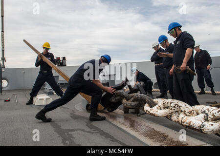 180130-N-YJ378-007 OCEANO PACIFICO (GEN. 30, 2018) i marinai a bordo del San Antonio-classe di trasporto anfibio dock USS ancoraggio LPD (23), fissano il lato a tribordo catena di ancoraggio dopo un ancoraggio prova di caduta, 30 genn. Ancoraggio è in corso condurre prove preliminari per la scheda di ispezione e di indagine (INSURV). (U.S. Foto di Marina di Massa lo specialista di comunicazione 2a classe Brandon Williams-Church) Foto Stock