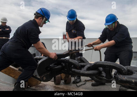 180130-N-YJ378-009 OCEANO PACIFICO (GEN. 30, 2018) i marinai a bordo del San Antonio-classe di trasporto anfibio dock USS ancoraggio LPD (23), fissano il lato a tribordo catena di ancoraggio dopo un ancoraggio prova di caduta, 30 genn. Ancoraggio è in corso condurre prove preliminari per la scheda di ispezione e di indagine (INSURV). (U.S. Foto di Marina di Massa lo specialista di comunicazione 2a classe Brandon Williams-Church) Foto Stock