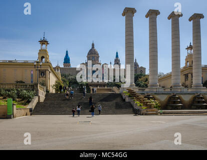 Una vista guardando verso il Museo Nazionale d'Arte della Catalogna che si basa in Palau Nacional di Barcellona, Spagna. Foto Stock