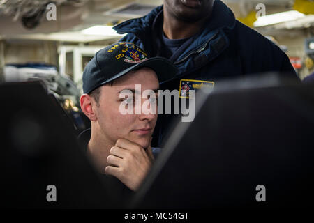 180130-N-YJ378-010 OCEANO PACIFICO (GEN. 30, 2018) Engineman 2a classe Teddy Campagna controlli letture nella stazione centrale di comando (CCS) durante una piena dimostrazione di potenza a bordo del San Antonio-classe di trasporto anfibio dock USS ancoraggio (LPD) 23, 30 genn. Ancoraggio è in corso condurre prove preliminari per la scheda di ispezione e di indagine (INSURV). (U.S. Foto di Marina di Massa lo specialista di comunicazione 2a classe Brandon Williams-Church) Foto Stock