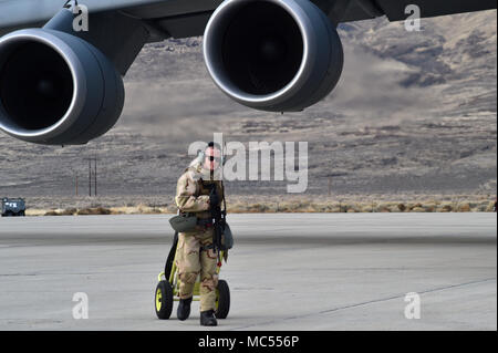 Il personale Sgt. Benjamin Stover, 821st risposta di emergenza squadrone di supporto capo equipaggio, sposta l'estintore in preparazione per la partenza degli aeromobili a Amedee Army Airfield, California, come parte di un corso di una settimana disponibilità esercizio, Gennaio 31, 2018. L'esercizio ha valutato il aviatori la prontezza e la capacità di eseguire e di sostenere la rapida mobilità globale di tutto il mondo. (U.S. Air Force foto di Tech. Sgt. Liliana Moreno/rilasciato) Foto Stock