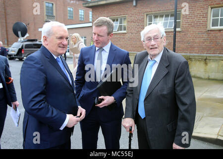 Ex Taoiseach Mr Bertie Ahern unisce del SDLP Seamus Padre Mallon ha presso la Queen's University di Belfast, Martedì, Aprile 10th, 2018. Martedì segna 20 anni poiché i politici dell'Irlanda del Nord ed i governi britannici ed irlandesi hanno convenuto quello che divenne noto come Accordo del Venerdì Santo. È stato il culmine di un processo di pace che ha cercato di estremità 30 anni di disordini. Due decenni, il Northern Ireland Assembly viene sospeso in un atmosfera di amaro tra le due parti principali. Foto Stock