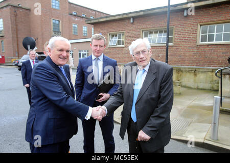 Ex Taoiseach Mr Bertie Ahern unisce del SDLP Seamus Padre Mallon ha presso la Queen's University di Belfast, Martedì, Aprile 10th, 2018. Martedì segna 20 anni poiché i politici dell'Irlanda del Nord ed i governi britannici ed irlandesi hanno convenuto quello che divenne noto come Accordo del Venerdì Santo. È stato il culmine di un processo di pace che ha cercato di estremità 30 anni di disordini. Due decenni, il Northern Ireland Assembly viene sospeso in un atmosfera di amaro tra le due parti principali. Foto Stock