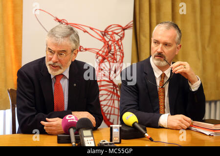 Ex Sinn Fein Leader Gerry Adams presso la Queen's University di Belfast, Martedì, Aprile 10th, 2018. Martedì segna 20 anni poiché i politici dell'Irlanda del Nord ed i governi britannici ed irlandesi hanno convenuto quello che divenne noto come Accordo del Venerdì Santo. È stato il culmine di un processo di pace che ha cercato di estremità 30 anni di disordini. Due decenni, il Northern Ireland Assembly viene sospeso in un atmosfera di amaro tra le due parti principali. Foto Stock