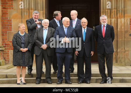 Lord John Alderdice, Lord David Trimble, Sir Reg Empey, (fila posteriore sinistra a destra) & Monica McWilliams, Seamus Mallon, al ex Taoiseach Mr Bertie Ahern, il senatore George Mitchell J., Gerry Adams posano per una foto al di fuori del Queen's University di Belfast, Martedì, Aprile 10th, 2018. Martedì segna 20 anni poiché i politici dell'Irlanda del Nord ed i governi britannici ed irlandesi hanno convenuto quello che divenne noto come Accordo del Venerdì Santo. È stato il culmine di un processo di pace che ha cercato di estremità 30 anni di disordini. Due decenni, il Northern Ireland Assembly viene sospeso in un atmosfera di amaro b Foto Stock