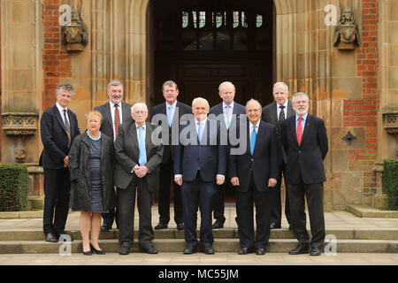 Jonathan Powell, Lord John Alderdice, Lord David Trimble, Sir Reg Empey, Paul Murphy (fila posteriore sinistra a destra) & Monica McWilliams, Seamus Mallon, al ex Taoiseach Mr Bertie Ahern, il senatore George Mitchell J., Gerry Adams presso la Queen's University di Belfast, Martedì, Aprile 10th, 2018. Martedì segna 20 anni poiché i politici dell'Irlanda del Nord ed i governi britannici ed irlandesi hanno convenuto quello che divenne noto come Accordo del Venerdì Santo. È stato il culmine di un processo di pace che ha cercato di estremità 30 anni di disordini. Due decenni, il Northern Ireland Assembly viene sospeso in un amaro atmos Foto Stock