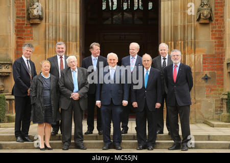 Jonathan Powell, Lord John Alderdice, Lord David Trimble, Sir Reg Empey, Paul Murphy (fila posteriore sinistra a destra) & Monica McWilliams, Seamus Mallon, al ex Taoiseach Mr Bertie Ahern, il senatore George Mitchell J., Gerry Adams presso la Queen's University di Belfast, Martedì, Aprile 10th, 2018. Martedì segna 20 anni poiché i politici dell'Irlanda del Nord ed i governi britannici ed irlandesi hanno convenuto quello che divenne noto come Accordo del Venerdì Santo. È stato il culmine di un processo di pace che ha cercato di estremità 30 anni di disordini. Due decenni, il Northern Ireland Assembly viene sospeso in un amaro atmos Foto Stock