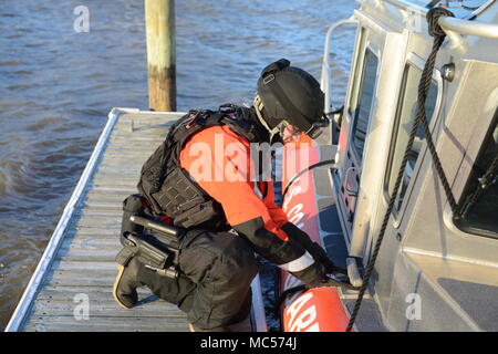 Una costa di protezione per la sicurezza marittima e la protezione i membri del team si lega a sua assegnato 25-piede Boat-Small risposta prima di applicare la sicurezza marittima zona sul Fiume Potomac per il discorso sullo stato dell'Unione a Washington D.C., Gennaio 30, 2018. Il Coast Guard insieme con altri organismi come il servizio segreto, la polizia locale e i vigili del fuoco ha eseguito più pattuglie di sicurezza per l'evento. (U.S. Coast Guard foto di Sottufficiali di terza classe Hodges Ronald) Foto Stock