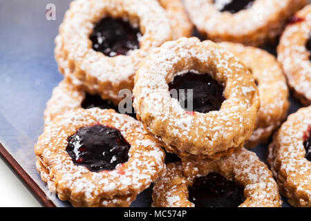 Biscotti Frollini con marmellata o centri di gelatina Foto Stock