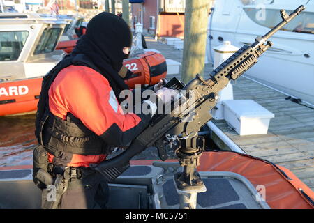 Una costa di protezione per la sicurezza marittima e la squadra di sicurezza stati prepara l'arma su un 25-piede Boat-Small risposta prima di applicare la sicurezza marittima zona sul Fiume Potomac per il discorso sullo stato dell'Unione a Washington D.C., Gennaio 30, 2018. Il Coast Guard insieme con altri organismi come il servizio segreto, la polizia locale e i vigili del fuoco condotta delle operazioni di sicurezza durante questo alto profilo per evento. (U.S. Coast Guard foto di Sottufficiali di terza classe Hodges Ronald) Foto Stock