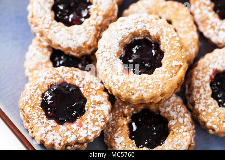 Biscotti Frollini con marmellata o centri di gelatina Foto Stock