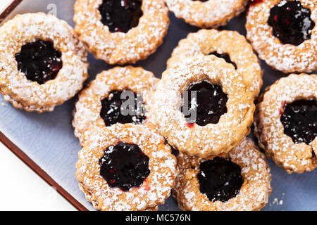 Biscotti Frollini con marmellata o centri di gelatina Foto Stock