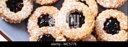 Biscotti Frollini con marmellata o centri di gelatina Foto Stock