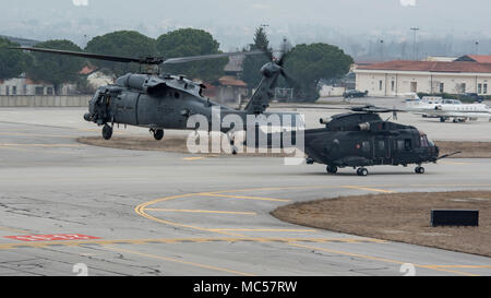 Un HH-60G Pave Hawk elicottero assegnato alla cinquantaseiesima Rescue Squadron atterra con un italiano HH-101A Cesare vicino la base aerea di Aviano, Italia, durante una routine di formazione missionaria a gennaio 26, 2018. Membri provenienti da la 56th e la 57th RQS sono battenti in tutta la regione durante diverse incursioni di formazione. La loro presenza all'interno dell'area aumenterà man mano che iniziano per la transizione dalla Royal Air Force Base Lakenheath, Inghilterra. Circa 350 personale, cinque HH-60G Pave Hawk elicotteri sono attesi a trasferirsi a Aviano AB nel tentativo di stabilire il permanere di un personale percorso di recupero all'interno dell'Europa. (U.S. Aria F Foto Stock