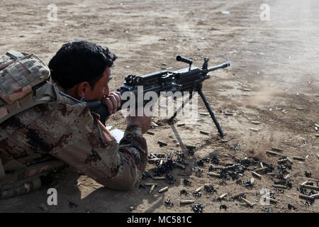 Le forze della coalizione hanno condotta armi automatiche di qualificazione per la formazione delle forze di sicurezza irachene a contrastare il terrorismo Service Academy di Baghdad, Iraq, Gennaio 17, 2018. Iracheno Accademia CTS istruttori portano un giunto il curriculum di formazione assistita dalla coalizione di professionalizzare ulteriormente le forze irachene in tutto il paese. Combined Joint Task Force - Funzionamento inerenti risolvere è la coalizione globale per sconfiggere ISIS in Iraq e la Siria. (Coalizione foto di PFC AGOSTO N. Larsen) Foto Stock