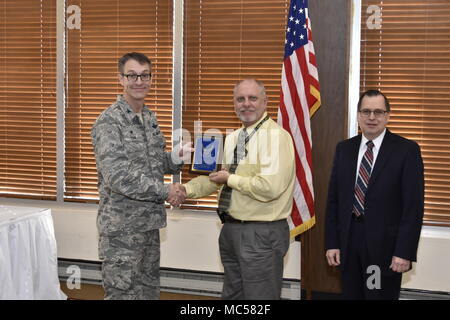 Col. Scott Caino, Arnold Engineering complesso di sviluppo il comandante e il dottor Mark Mehalic, Arnold Engineering complesso di sviluppo vice direttore, presenta il sig. Mark Lewis, AEDC/TSDIC, con una placca per APF Cat II civili del trimestre, 25 gennaio 2018 a Arnold Lakeside Club. Foto Stock