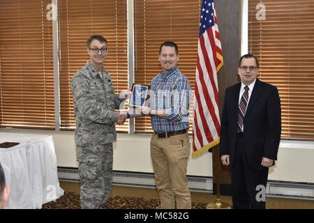 Col. Scott Caino, Arnold Engineering complesso di sviluppo il comandante e il dottor Mark Mehalic, Arnold Engineering complesso di sviluppo vice direttore, presenta il Sig. Paolo Wright, AEDC/TSDIC, con una placca per APF Cat III civili del trimestre, 25 gennaio 2018 a Arnold Lakeside Club. Foto Stock