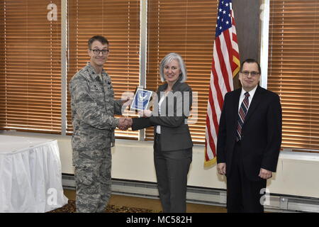 Col. Scott Caino, Arnold Engineering complesso di sviluppo il comandante e il dottor Mark Mehalic, Arnold Engineering complesso di sviluppo vice direttore, presenta la sig.ra Kristi Martin, AFTC/PZ (Arnold), con una placca per AFTC eccezionale civile contraente Award, 25 gennaio 2018 a Arnold Lakeside Club. Foto Stock