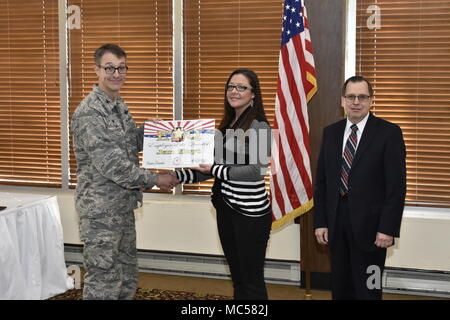 Col. Scott Caino, Arnold Engineering complesso di sviluppo il comandante e il dottor Mark Mehalic, Arnold Engineering complesso di sviluppo vice direttore, presenta la sig.ra Jan Hoyt, AEDC/TSD, con una placca per NAF Cat II civili del trimestre, 25 gennaio 2018 a Arnold Lakeside Club. Foto Stock