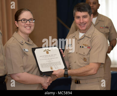 180131-N-LM296-1006 WASHINGTON (GEN. 31, 2018) Vice Ammiraglio Kevin Donegan, destro presenta un musicista di prima classe Blecker Sarah, a sinistra con una marina e Marine Corps medaglia ottenuta a gennaio tutte le mani in veleria sulla storica Washington Navy Yard. (U.S. Foto di Marina dal musicista di prima classe Lauren Geist/rilasciato) Foto Stock